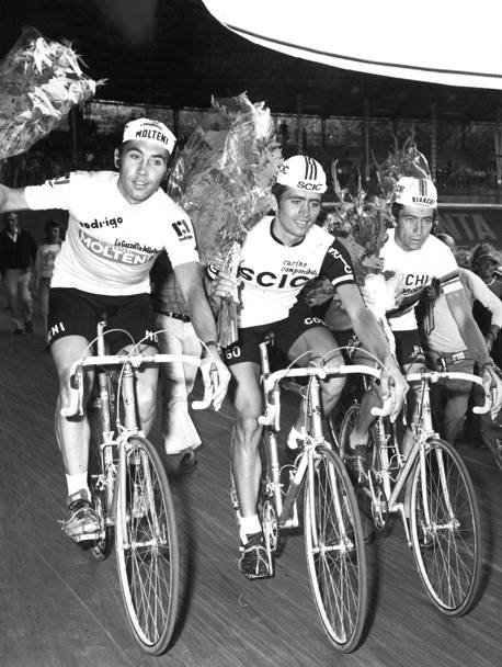 1974: giro d&#39;onore al velodromo Vigorelli di Milano per i primi tre classificati del Giro d&#39;Italia, nell&#39; ordine Merckx, Baronchelli e Gimondi (Olympia)